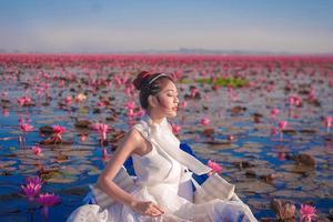 Đến Xứ sở chùa Vàng phải ghé thăm Biển Sen Đỏ nổi tiếng