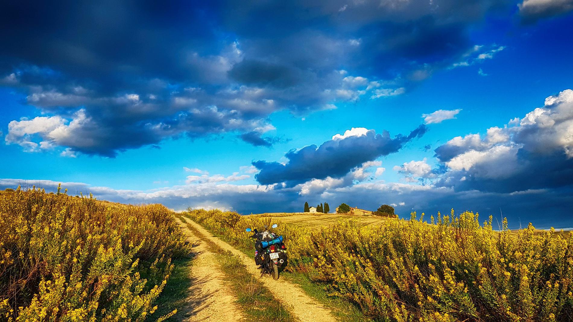 Chiêm ngưỡng vẻ đẹp mùa thu qua hành trình xuyên lục địa bằng xe máy của phượt thủ người Việt