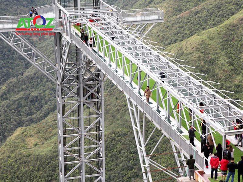 Cầu kính cao nhất Việt Nam vừa mới khai trương đã thu hút rất nhiều du khách đến trải nghiệm