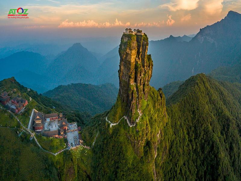 Hai ngôi chùa cổ sừng sững trên đỉnh núi cao