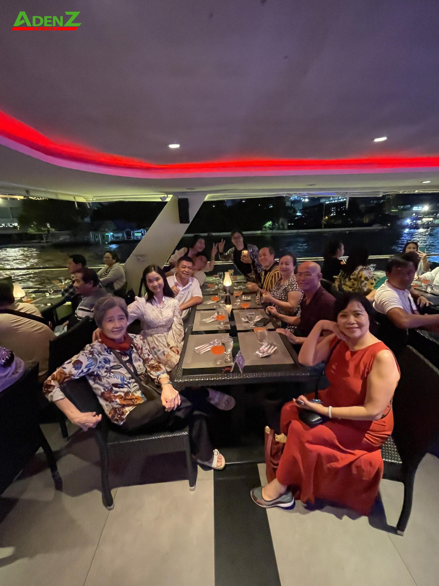 Đoàn tour Thái Lan xem show Paris by night 12/10/2022