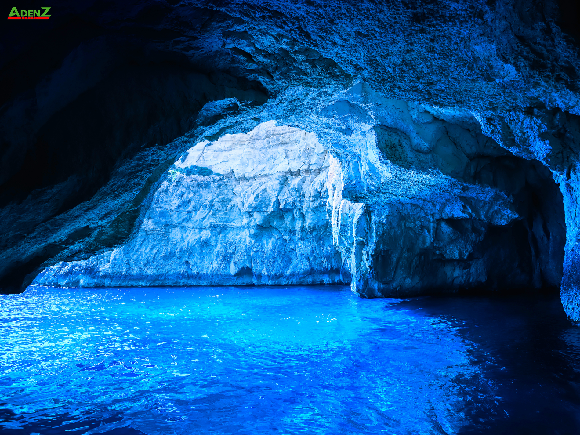Ánh sáng xanh huyền ảo trong hang động Blue Grotto | Nguồn: Getty Images