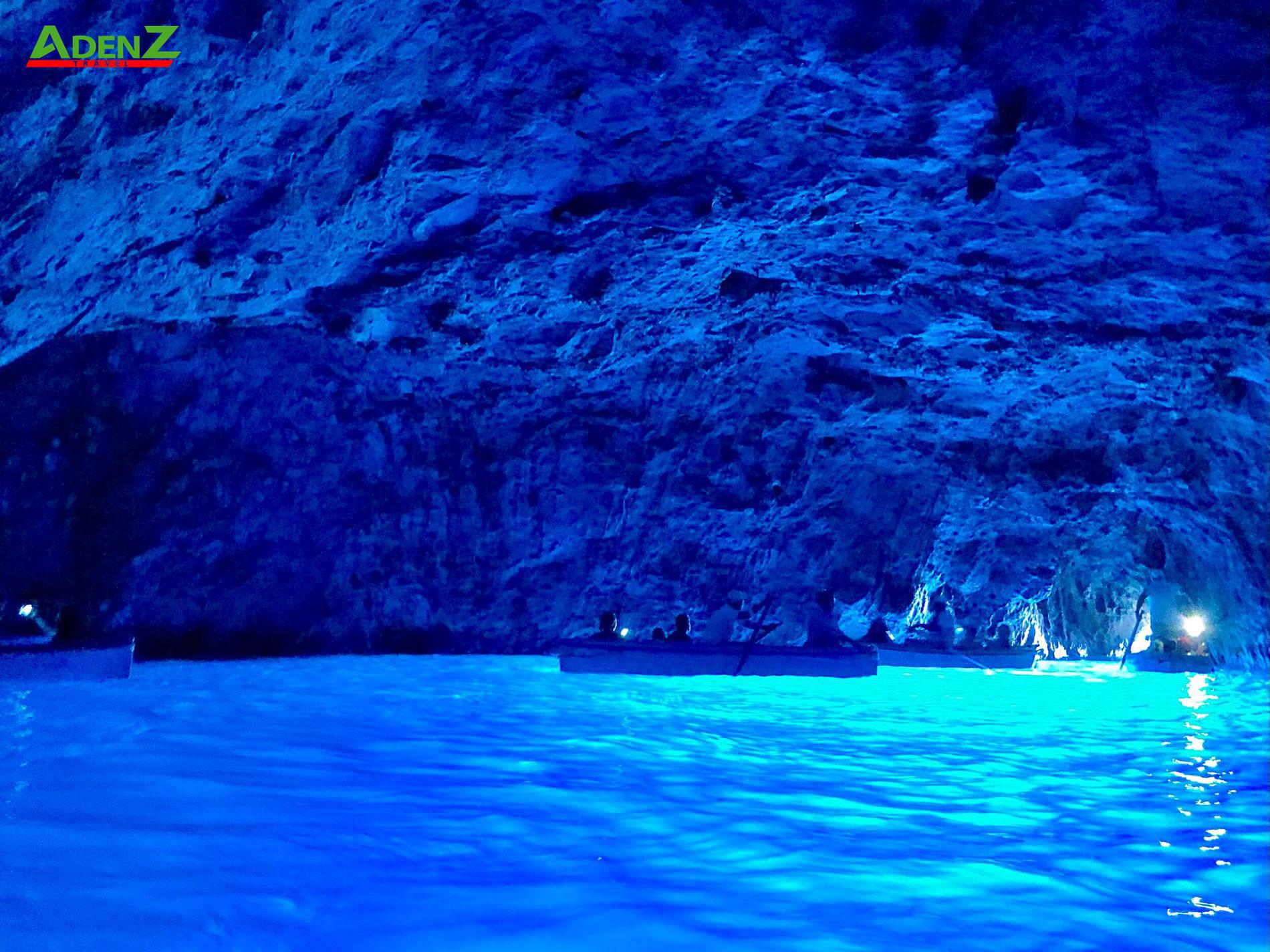 Dòng nước phát sáng do hiện tượng quang hóa trong hang động Blue Grotto | Nguồn: eatwanderexplore.com