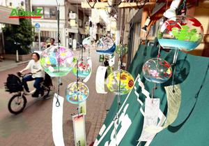 Chuông gió Furin được treo tại một con ngõ nhỏ