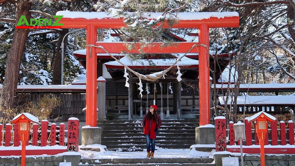Khu vực cổng torii đỏ lên núi là khu vực duy nhất bạn có thể được chụp ảnh ở đền Fushimi Inari Sapporo