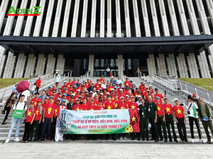 Cả đoàn chụp ảnh lưu niệm tại Bảo tàng Lịch sử Quốc gia