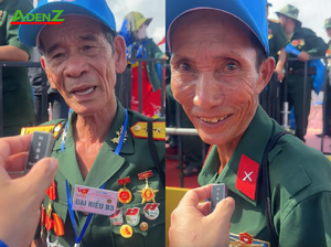 Các bác chia sẻ cảm xúc sau buổi lễ - Ảnh được cắt ra từ video của bạn Tiktoker Thiện Nhân